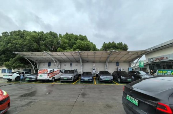 星火配资 充电快过加油，电池15年不换，燃油车要被踢出局？